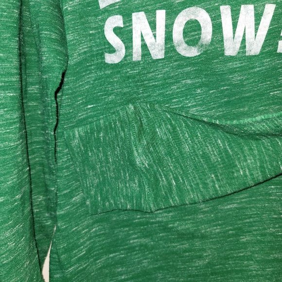 Cat & Jack Boy's Green Backyard Snow Sledding King Shirt, XS 4-5T pre-owned - Picture 4 of 5